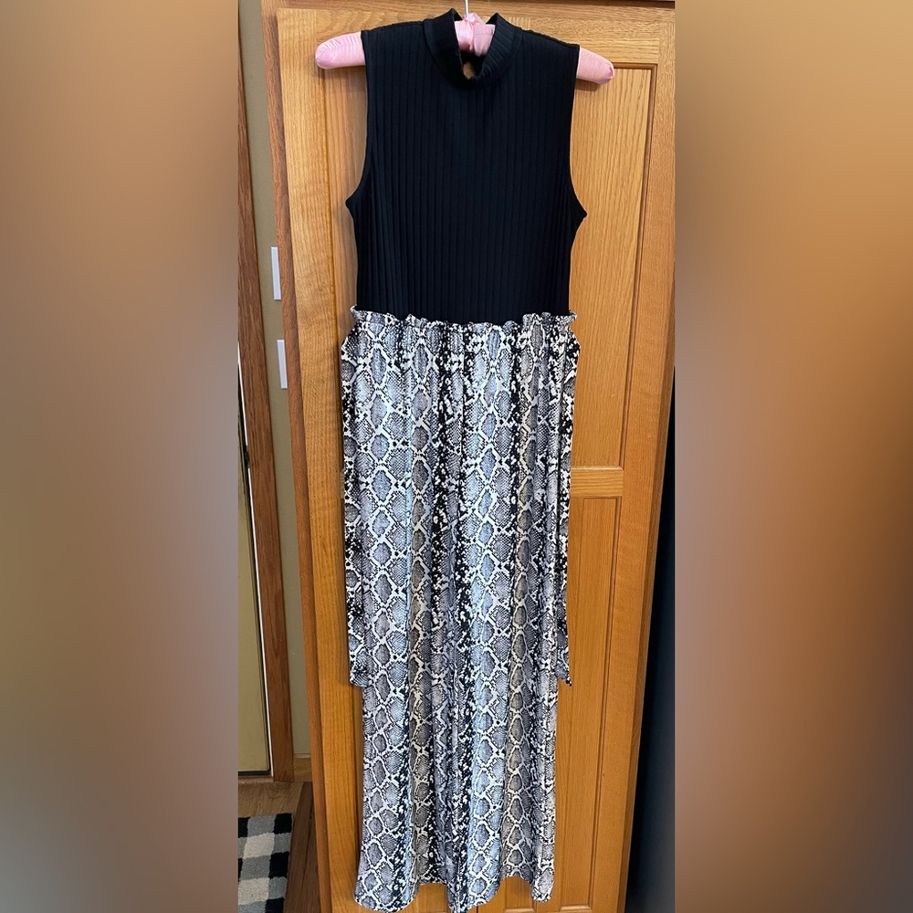 Womens Jumpsuit
Size Small
Like New
